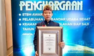 Dr marindo kurniawan ST.MM mewakili Pemkab Pringsewu Terima Penghargaan STBM Award Tingkat Madya dari Kemenkes RI