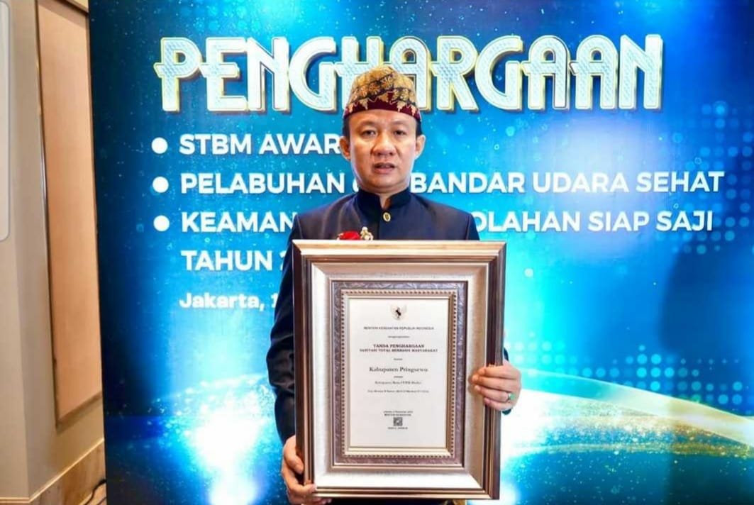 Dr marindo kurniawan ST.MM mewakili Pemkab Pringsewu Terima Penghargaan STBM Award Tingkat Madya dari Kemenkes RI