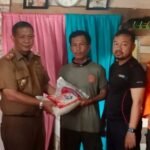 Badan Penanggulangan Bencana Daerah (BPBD)Irvan Wahyudi, bersama Anggota DPRD Tanggamus, Nuzul Irsan dari Fraksi Partai Kebangkitan Bangsa (PKB), menyerahkan bantuan logistik kepada Tim Penghalau Gajah Liar