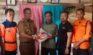 Badan Penanggulangan Bencana Daerah (BPBD)Irvan Wahyudi, bersama Anggota DPRD Tanggamus, Nuzul Irsan dari Fraksi Partai Kebangkitan Bangsa (PKB), menyerahkan bantuan logistik kepada Tim Penghalau Gajah Liar