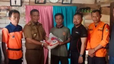 Badan Penanggulangan Bencana Daerah (BPBD)Irvan Wahyudi, bersama Anggota DPRD Tanggamus, Nuzul Irsan dari Fraksi Partai Kebangkitan Bangsa (PKB), menyerahkan bantuan logistik kepada Tim Penghalau Gajah Liar