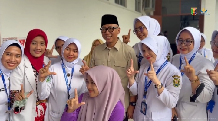 BANDAR LAMPUNG – Wakil Presiden Republik Indonesia, Gibran Rakabuming Raka, melakukan kunjungan kerja strategis ke Rumah Sakit Daerah (RSD) Dr. A. Dadi Tjokrodipo, Kota Bandar Lampung, pada Jumat (08/05/2026) sore. Kunjungan ini merupakan bagian dari rangkaian agenda Wapres di Provinsi Lampung untuk meninjau langsung efektivitas layanan publik dan fasilitas kesehatan daerah. Tiba di lokasi sekitar pukul 14.30 WIB setelah sebelumnya meninjau SMKN 4 Bandar Lampung, Wapres Gibran didampingi langsung oleh Gubernur Lampung Rahmat Mirzani Djausal, Wakil Gubernur Jihan Nurlela, serta Wali Kota Bandar Lampung Eva Dwiana. ​Dalam peninjauan tersebut, rombongan Wapres melihat secara dekat berbagai fasilitas vital, mulai dari Instalasi Gawat Darurat (IGD), poli rawat jalan, hingga progres pembangunan gedung baru dan masjid di area rumah sakit. Gibran menekankan pentingnya penguatan sistem kesehatan yang terintegrasi, mulai dari tingkat Puskesmas hingga rumah sakit rujukan. Beliau menegaskan bahwa pemerintah pusat ingin memastikan layanan kesehatan hadir lebih cepat, terjangkau, dan berkualitas bagi seluruh lapisan masyarakat tanpa terkecuali. ​Momen hangat tercipta saat Wapres Gibran menyambangi ruang rawat inap untuk berinteraksi langsung dengan warga. Beliau menyapa para pasien, memberikan pesan agar rutin meminum obat, hingga membagikan bingkisan kepada anak-anak dan bayi yang baru lahir di rumah sakit tersebut. Salah satu pasien, Ibu Ida, mengaku sangat puas dengan pelayanan yang diterimanya dan menyambut baik perhatian langsung dari pemerintah pusat. ​Selain meninjau pelayanan, pihak rumah sakit melalui Direktur RSD dr. Teti Herawati menyampaikan harapan kepada Wapres terkait dukungan pengadaan alat kesehatan canggih seperti MRI. Dukungan ini diharapkan dapat membantu rumah sakit dalam menangani kasus saraf dan pembuluh darah secara mandiri, sehingga pasien tidak perlu lagi dirujuk ke luar daerah untuk mendapatkan penanganan spesialis. ​Gubernur Lampung Rahmat Mirzani Djausal menegaskan bahwa kehadiran Wapres menjadi motivasi besar bagi Pemerintah Provinsi untuk terus bersinergi dengan Pemerintah Pusat. Fokus utama kedepannya adalah pada transformasi kesehatan yang akuntabel sesuai dengan visi Presiden Prabowo Subianto. ​Kunjungan di RSD Dr. A. Dadi Tjokrodipo ini menjadi salah satu agenda penutup kunker Wapres di Lampung sebelum bertolak kembali ke Jakarta melalui Bandara Radin Inten II pada sore harinya. Dengan adanya kunjungan ini, diharapkan percepatan pembangunan infrastruktur kesehatan di Bumi Ruwa Jurai dapat segera terealisasi demi kesejahteraan masyarakat luas.
