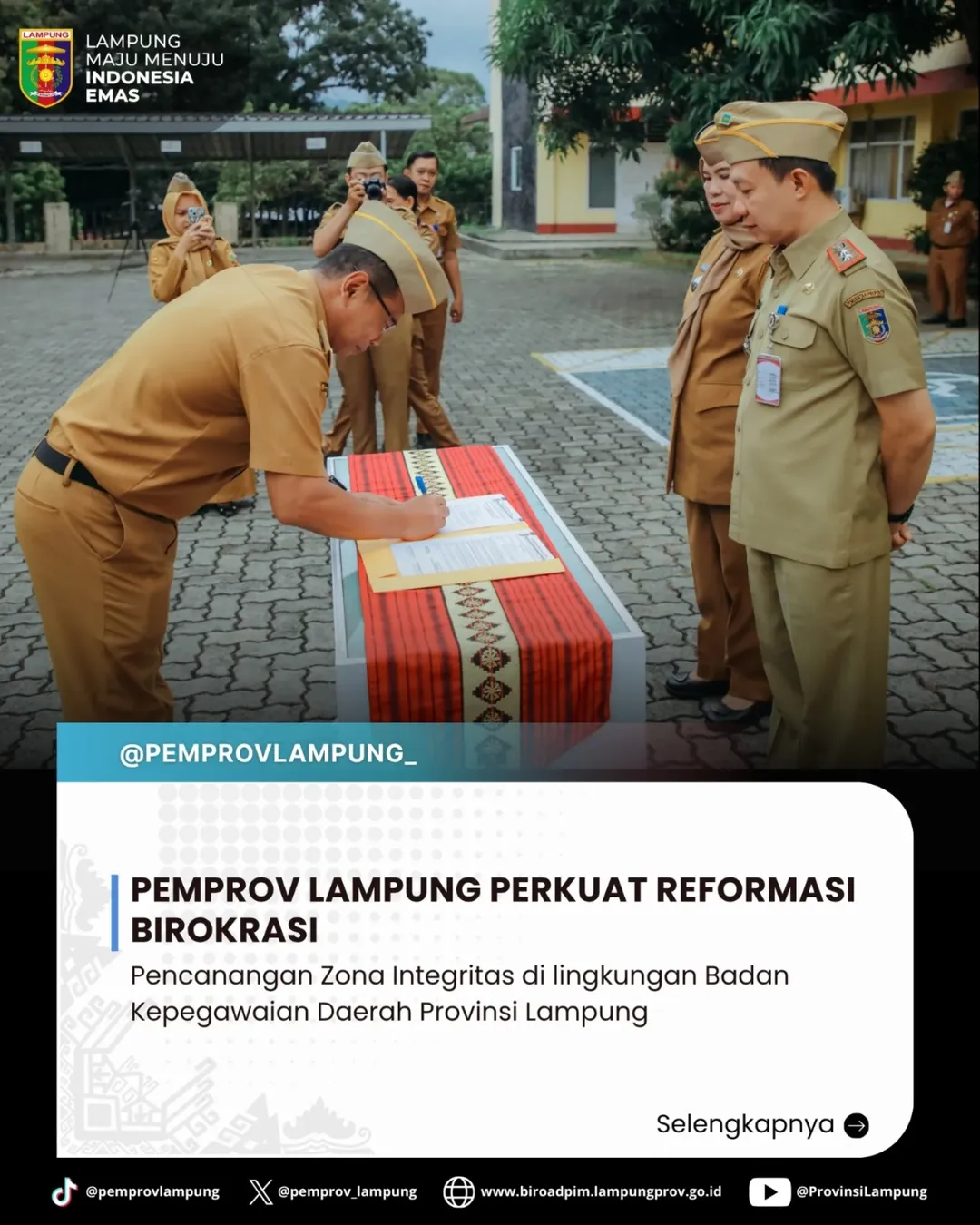 BANDAR LAMPUNG – Pemerintah Provinsi (Pemprov) Lampung secara resmi mencanangkan pembangunan Zona Integritas (ZI) di lingkungan Badan Kepegawaian Daerah (BKD) Provinsi Lampung. Langkah strategis ini merupakan bagian dari komitmen besar Gubernur Lampung dalam mempercepat implementasi reformasi birokrasi guna menciptakan pemerintahan yang bersih, akuntabel, dan melayani secara prima. ​Acara yang berlangsung dengan khidmat ini dihadiri oleh jajaran pejabat serta staf di lingkungan Pemerintah Provinsi. Agenda utama dalam kegiatan tersebut adalah prosesi penandatanganan Pakta Integritas yang dipimpin langsung oleh Sekretaris Daerah Provinsi (Sekdaprov) Lampung, Marindo Kurniawan. Penandatanganan ini menjadi simbol konkret bahwa setiap aparatur sipil negara (ASN) di Lampung siap memegang teguh kejujuran dan profesionalisme dalam menjalankan tugasnya. ​Membangun Budaya Kerja Baru ​Dalam arahannya, Sekdaprov Marindo Kurniawan menekankan bahwa pencanangan Zona Integritas bukan sekadar memenuhi tuntutan administrasi atau seremoni belaka. Lebih dari itu, ia menegaskan bahwa hal ini harus menjadi transformasi mental bagi seluruh pegawai. ​"Zona integritas harus dimaknai sebagai kebutuhan bersama dalam membangun budaya kerja yang profesional dan berintegritas," ujar Marindo. Menurutnya, tanpa integritas yang kuat, inovasi dan program kerja sehebat apa pun tidak akan memberikan dampak positif yang maksimal bagi masyarakat. ​Menuju Predikat WBK dan WBBM ​Melalui pencanangan ini, Pemprov Lampung membidik dua target utama dalam penilaian nasional, yaitu: ​Wilayah Bebas dari Korupsi (WBK): Fokus pada pencegahan korupsi, kolusi, dan nepotisme melalui sistem pengawasan yang ketat dan transparan. ​Wilayah Birokrasi Bersih dan Melayani (WBBM): Fokus pada peningkatan kualitas pelayanan publik yang lebih cepat, mudah, dan bebas dari pungutan liar. ​Untuk mencapai target tersebut, Pemprov Lampung mengusung lima nilai utama sebagai fondasi birokrasi, yakni: Integritas (berkomitmen jujur), Profesional (bekerja tuntas dengan kompeten), Akuntabel (bertanggung jawab penuh), Melayani (memberi pelayanan dengan empati), dan Inovatif (terus melakukan terobosan demi kemajuan daerah). ​Sinergi Menuju Lampung Maju ​Pencanangan Zona Integritas ini diharapkan menjadi pemantik bagi unit kerja lainnya di Provinsi Lampung untuk melakukan hal serupa. Dengan birokrasi yang sehat, visi "Lampung Maju Menuju Indonesia Emas" akan lebih mudah tercapai. Pemerintah Provinsi Lampung juga mengimbau masyarakat untuk turut serta mengawasi dan memberikan masukan terhadap pelayanan yang diberikan, demi terwujudnya pemerintahan yang benar-benar bersih dan melayani dengan hati. ​Melalui langkah nyata ini, Lampung optimis dapat menjadi contoh daerah dengan tata kelola pemerintahan yang transparan, modern, dan berwibawa di tingkat nasional.