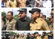 Bandar Lampung – Dewan Perwakilan Rakyat Daerah (DPRD) Provinsi Lampung menerima secara langsung penyampaian aspirasi mahasiswa yang berlangsung di halaman Kantor DPRD Provinsi Lampung dalam rangka memperingati Hari Pendidikan Nasional (Hardiknas), Selasa (5/5/2026).  Ketua Komisi I DPRD Provinsi Lampung H. Garinca Reza Pahlevi, S.I.Kom., M.M. bersama Anggota Komisi V Muhammad Junaidi, S.H. hadir lebih awal untuk menerima secara langsung aspirasi mahasiswa. Turut mendampingi Sekretaris DPRD Provinsi Lampung Descatama Paksi Moeda, S.T., S.E., M.M.  Dalam proses penerimaan aspirasi tersebut, unsur eksekutif dan Forum Koordinasi Pimpinan Daerah (Forkopimda) turut hadir, di antaranya Staf Ahli Gubernur Lampung Bidang Pemerintahan, Hukum, dan Politik Achmad Saefulloh, S.H., M.H., Kepala Dinas Pendidikan Provinsi Lampung Thomas Amirico, S.STP., M.H., serta Wakil Wali Kota Bandar Lampung Drs. Hi. Deddy Amarullah Yacub.  Dalam momentum tersebut, DPRD Provinsi Lampung menjalankan fungsi pengawasan dengan mengawal langsung penyampaian aspirasi, sekaligus bersinergi dengan pemerintah daerah dalam menindaklanjuti berbagai masukan yang disampaikan mahasiswa. Aspirasi yang disampaikan mencakup isu strategis seperti pemerataan akses pendidikan, peningkatan mutu pembelajaran, hingga perhatian terhadap kondisi pendidikan di berbagai wilayah.  Menanggapi hal tersebut, H. Garinca Reza Pahlevi, S.I.Kom., M.M. menyampaikan bahwa DPRD mengapresiasi partisipasi aktif mahasiswa dalam menyampaikan aspirasi sebagai bentuk kepedulian terhadap pembangunan daerah, khususnya sektor pendidikan.  “Aspirasi yang disampaikan menjadi bagian penting dalam proses pembangunan. DPRD melalui fungsi pengawasan akan terus mengawal kebijakan dan program pendidikan yang dijalankan oleh pemerintah daerah agar berjalan sesuai dengan kebutuhan masyarakat,” ujarnya.  Ia juga menegaskan bahwa DPRD akan terus berkoordinasi dan bersinergi dengan Dinas Pendidikan serta unsur Forkopimda guna memastikan setiap program dapat terlaksana secara efektif dan tepat sasaran.  “Kami berkomitmen untuk terus memperkuat sinergi dengan pemerintah daerah agar kebijakan di bidang pendidikan dapat memberikan hasil yang optimal dan merata,” tambahnya.  Aksi yang berlangsung tertib tersebut mencerminkan terbangunnya komunikasi yang konstruktif antara mahasiswa, DPRD, dan pemerintah daerah. Sinergi ini diharapkan mampu mendorong peningkatan kualitas pendidikan di Provinsi Lampung secara berkelanjutan.